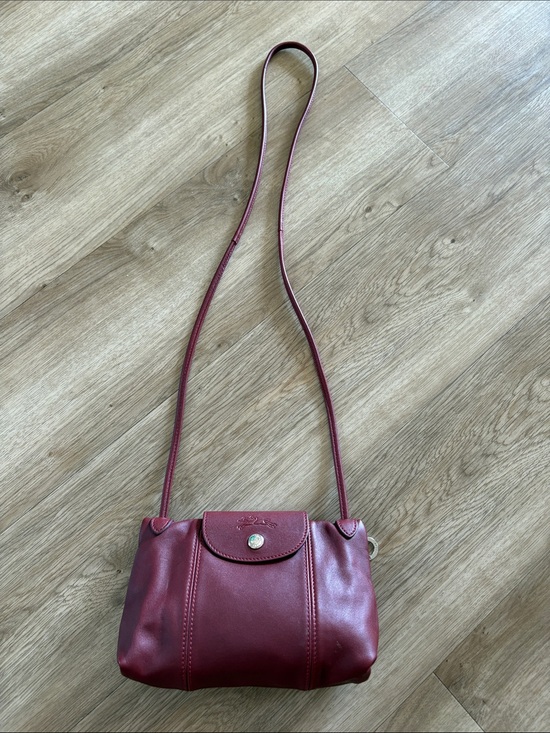 Longchamp Handbags - Preowned Longchamp leather purse